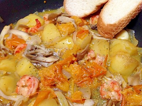 海老とじゃが芋と舞茸とトマトと玉ねぎのオリーブ油煮